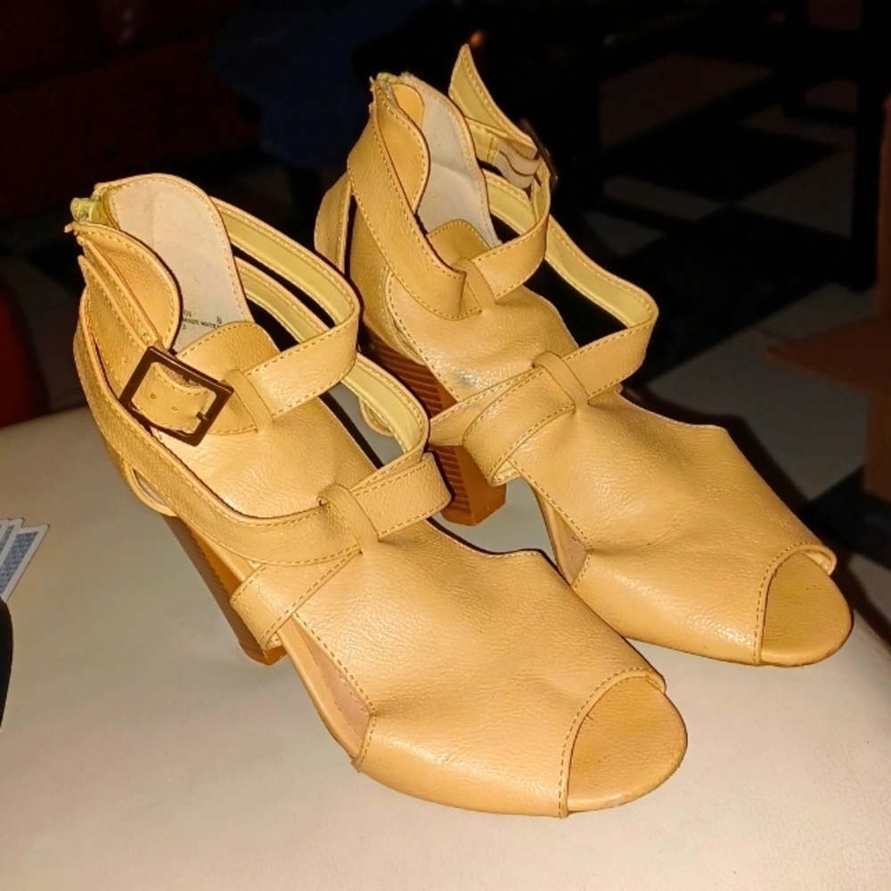 Bamboo Cream Nude Tan Heels Women’s Size 8.